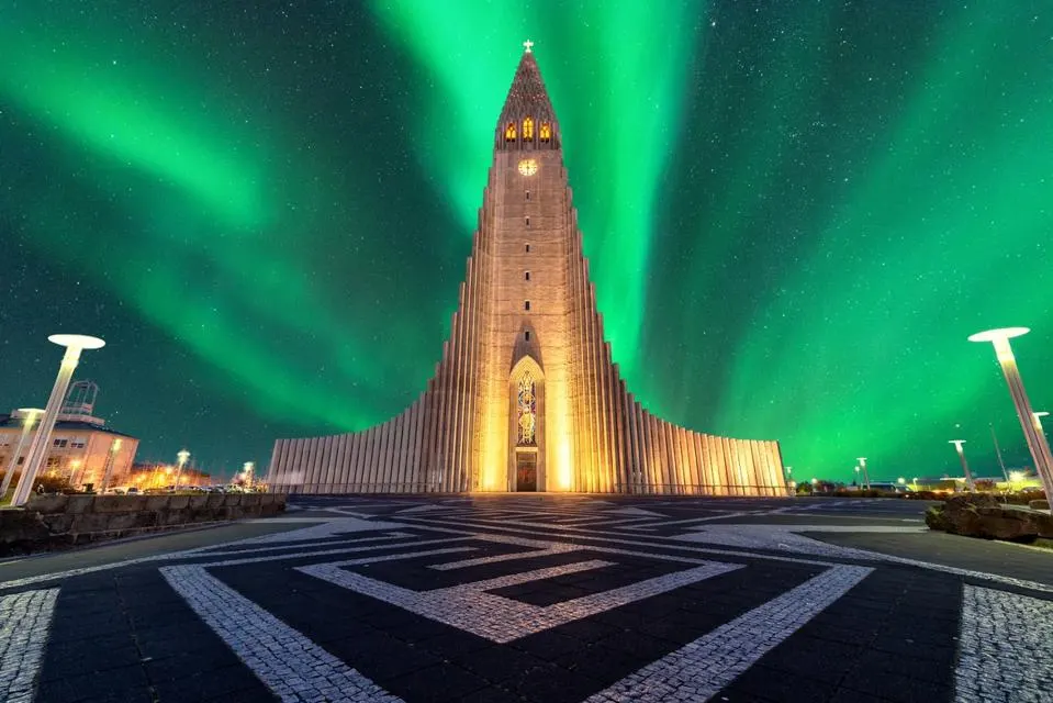 hallgrímskirkja church in iceland with northern lights