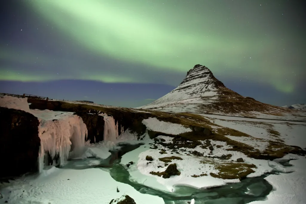 kirkjufell iceland mountain with northern lights